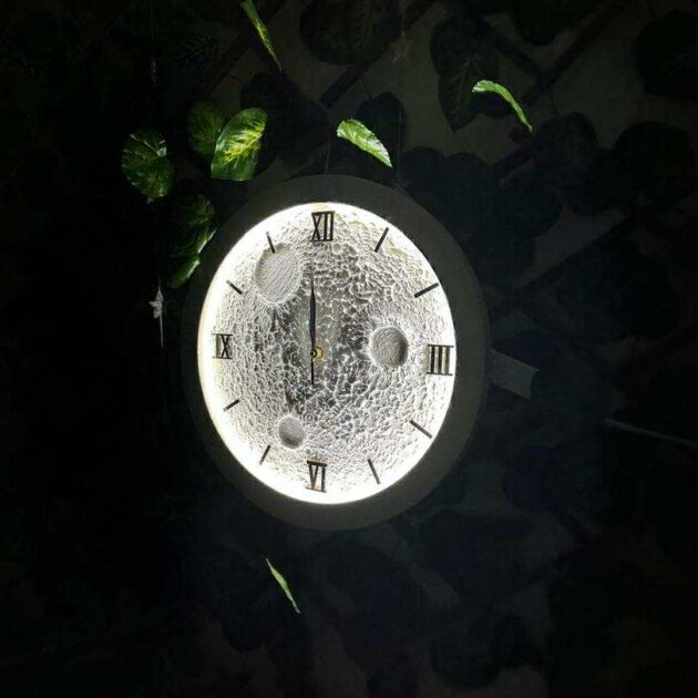 ساعة حائط قمرية مضيئة 2025